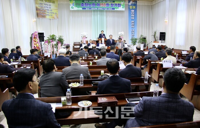 정치부장과 서기가 서천읍교회에서 김영우 목사를 고소한 안건에 대해 "재판국 설치"를 보고하고 있다. 