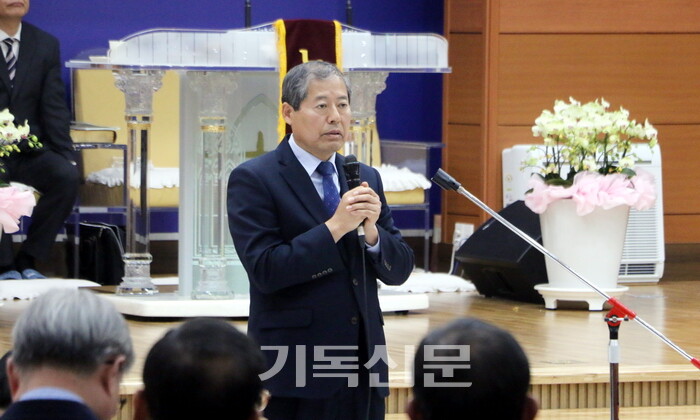 군산남노회 봄 정기회에서 제109회 총회부회록서기로 추천 받은 안창현 목사가 인사하고 있다. 