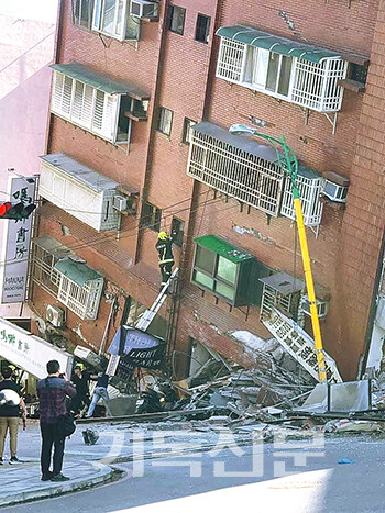 진도 7.2의 강진으로 인해 기울어진 대만 화련의 건물의 모습. 대지진 속에서도 GMS 선교사의 인명피해는 없지만, 대만 지부는 선교사들을 위한 기도를 요청했다.