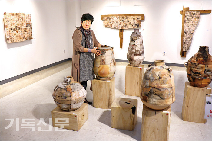 최선혜 작가는 서울대학교 미술대학 공예과에서 도예를 전공할 때부터 완성된 작품을 깨고 다시 이어붙인 후 구워서 새롭게 만드는 작업에 열중해왔다. 주기철목사기념관에서 기획전시회를 의뢰받기 전에는 기독교적 세계관을 담은 작품만으로 구성된 개인전을 해본 적은 없었다며, 이번 전시회를 준비하며 예수 그리스도 안에서 자아가 깨지고 새롭게 태어나는 의미를 되새기게 됐다고 고백했다. 전시회 기간 중 최선혜 작가는 직접 전시회의 작품들을 소개하고 설명하는 시간도 가졌다. 최선혜 작가가 ‘깨진 항아리’ 작품에 대해 직접 설명하며 관람객에서 그 의미를 전하고 있다.