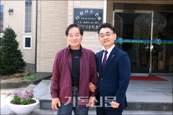 송학교회를 이끄는 최대성 목사(사진 오른쪽)와 김인택 장로.