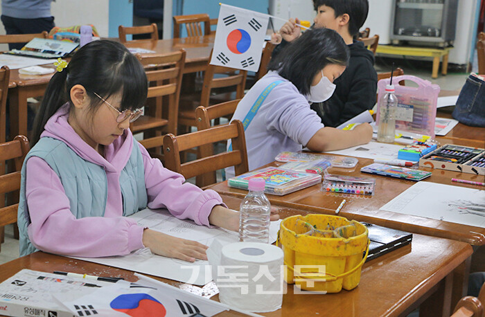 군산구암교회에서 개최한 3·5만세운동 기념 그림그리기대회에서 초등학생들이 열심히 작품을 만들고 있다.