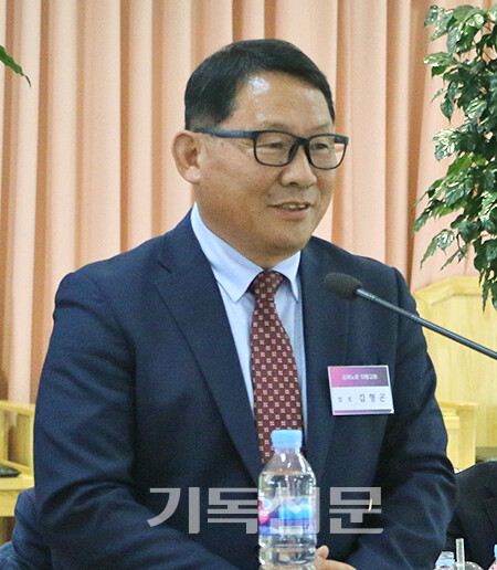 제109회 총회 부총회장 후보로 추천받은 김형곤 장로가 감사인사를 하고 있다.