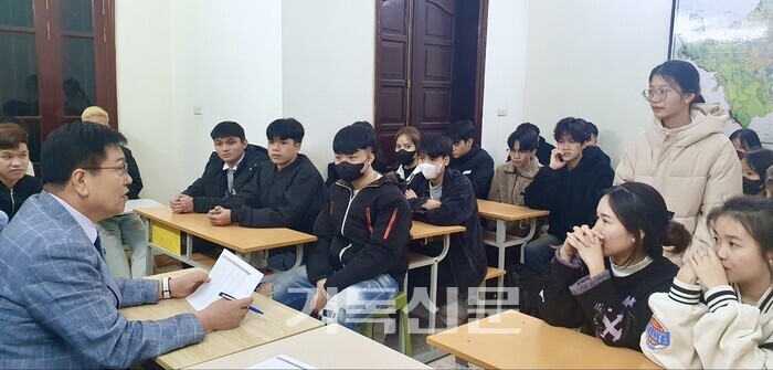 황건영 총장은 해외 유학생 모집에도 직접 나섰다. 황 총장이 칼빈대 유학을 원하는 학생들을 면접하고 있다.