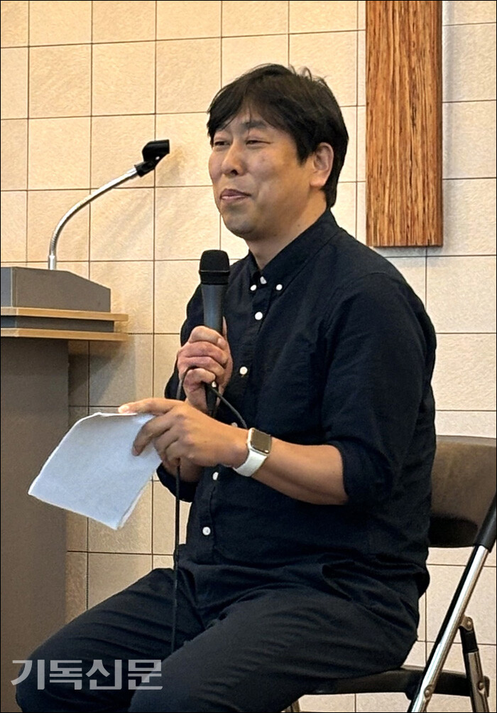 청초한설교 네 번째 필자인 박철민 목사는 경기도 의정부시에서 동네카페를 운영하며 지역 주민들에게 복음을 전하고 있다. 2017년 양주시에 동네교회를 설립해 목회하고 있다. 매월 동네교회에서 열리는 청년을 위한 프로그램에서 박철민 목사가 인터뷰를 하고 있다.