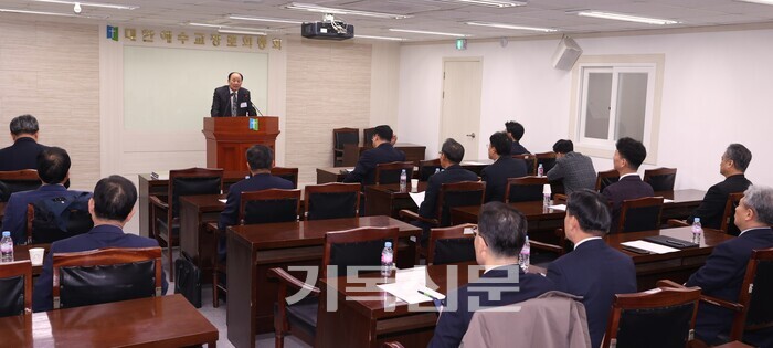 강도사고시를 주관하는 고시부가 응시생 감소와 고시부원 증가로 재정난을 겪고 있다. 지난 제108회 총회에서 전형료를 50% 인상했지만, 재정 어려움을 해소하지 못했다. 고시부의 재정 문제를 응시생인 전도사들에게 전가했다는 지적만 받고 있다. 작년 11월 열린 실행위원회에서 고시부원들이 2024년도 일반 강도사고시 일정을 논의하고 있다. 