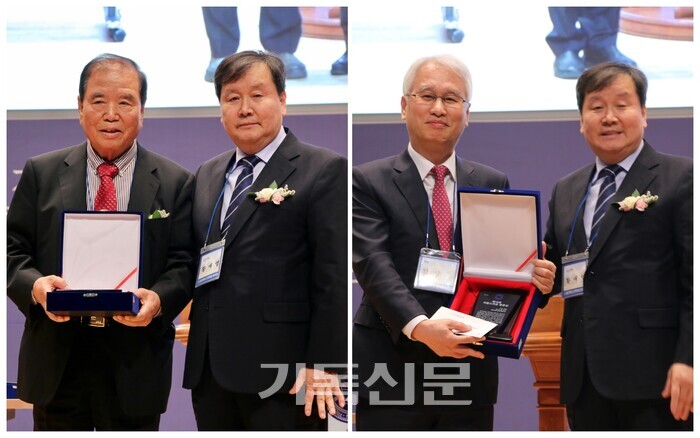 황재열 목사가 자랑스러운동문상을 수상한 임정웅 목사와 김창훈 신대원장에게 상패를 전하고 있다.