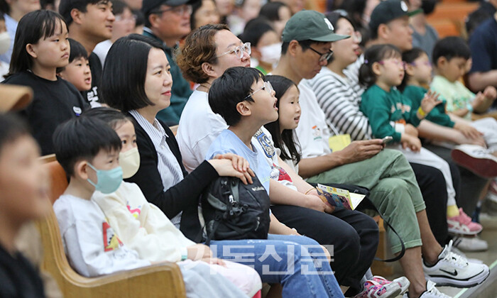 경산중앙교회는 올해 사역을 다음세대 전도에 집중하고 있다. 어린이들이 가족과 함께 예배하는 모습.