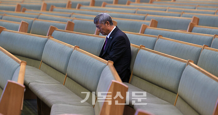 아침 개인기도 시간에 한 참석자가 조용히 기도하고 있다.