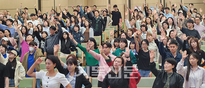 ‘2024 총회여름성경학교·수련회 지도자 콘퍼런스’에 참여한 전국 교회 주일학교 교역자 및 교사들이 여름 행사 주제 찬양에 맞춰 율동을 따라하고 있다.