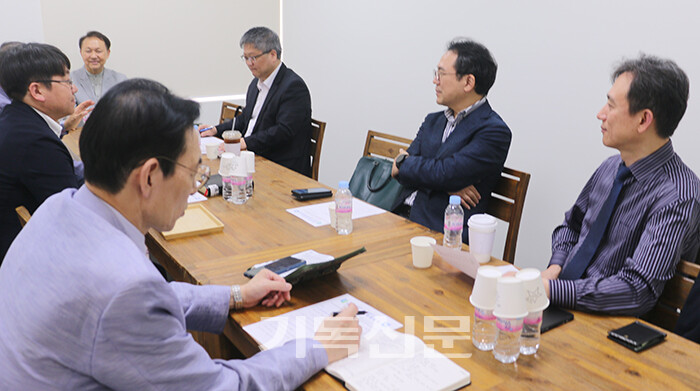 SCE전국권역위원회가 청소년선교 강화를 위한 방안들을 논의하는 모습.