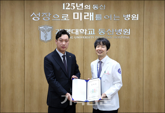 한국사회공헌협회 표창을 받고 있는 류영욱 계명대동산병원장(오른쪽).