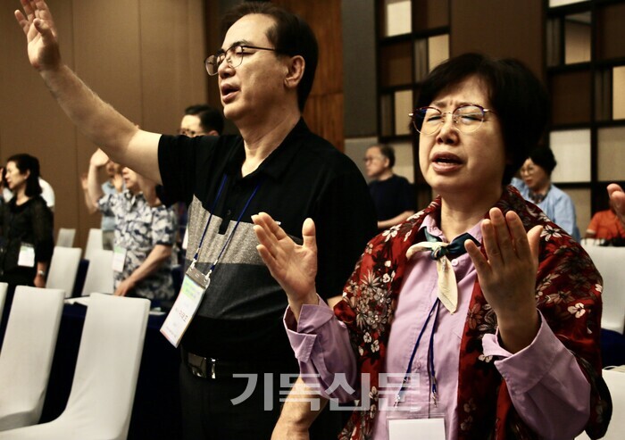 제55회 전국교역자하기수양회에 참석한 목회자와 사모들이 설교 후 통성으로 기도하고 있다.