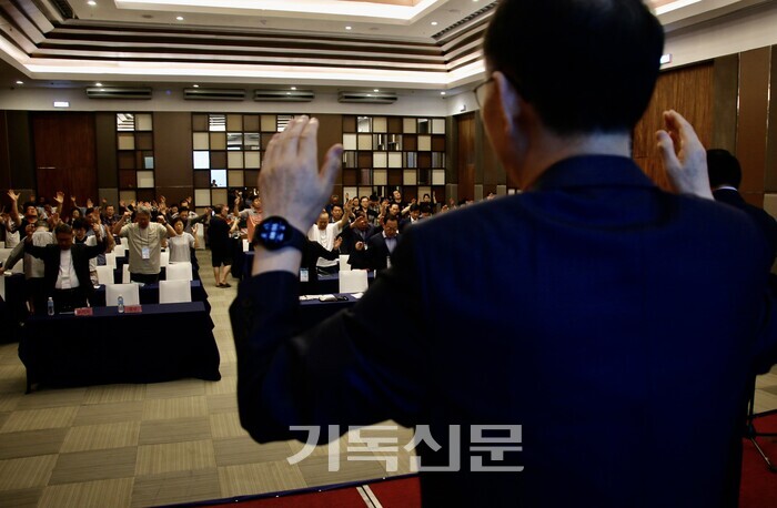 제55회 전국교역자하기수양회에 참석한 목회자와 사모들이 설교 후 통성으로 기도하고 있다.