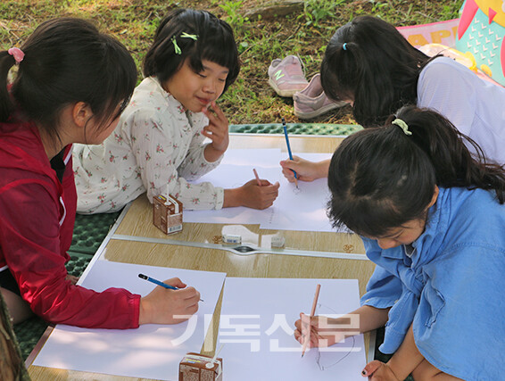 전남노회주일학교연합회 주최 글짓기 그림그리기 대회에 참가한 어린이들이 실력을 발휘하고 있다.