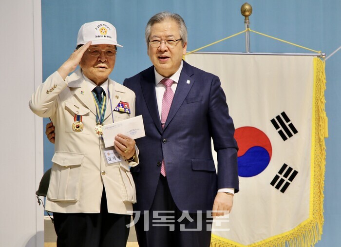 새로남교회가 제15회 한국전쟁 참전유공자 위로 및 감사 행사를 20일 개최했다. 오정호 목사가 참전유공자회 대전서구지회장 김태수 옹에게 감사 인사를 하며 위로금을 전하고 있다.