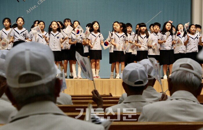 새로남기독초등학교 학생들이 참전용사들을 위해 공연을 하고 있다.