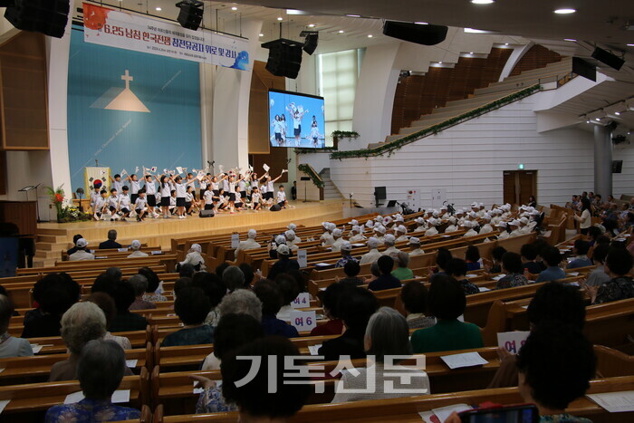 새로남기독초등학교 학생들이 참전용사를 위해 공연을 하고 있다. 