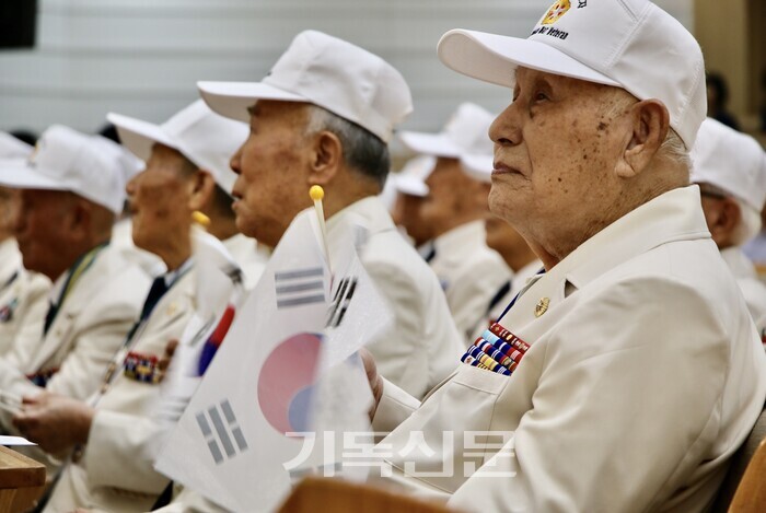 새로남교회 초청으로 감사 행사에 참석한 한국전쟁 유공자 대전서구지회 참전용사들.