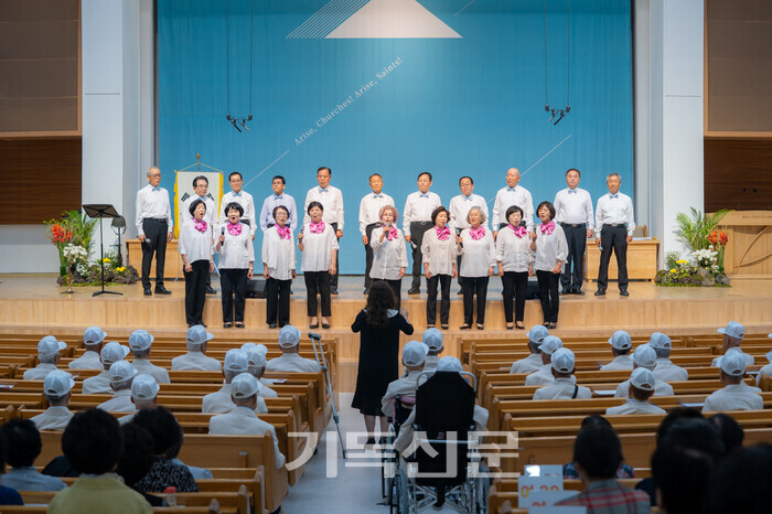 새로남교회 브라보남성중창단과 로이스여성중창단이 참전용사를 위한 공연을 하고 있다.