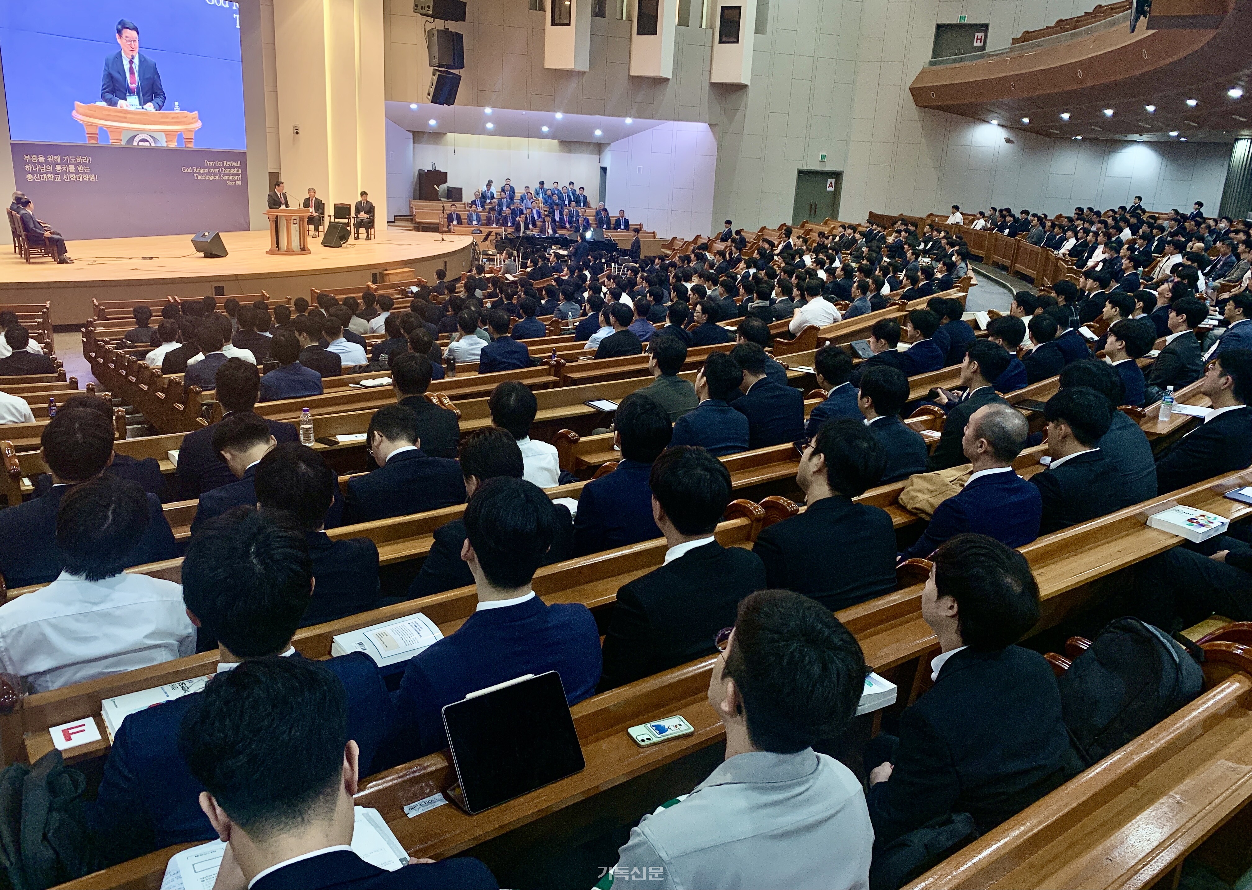 고시부 서기 박철수 목사 사회로 강도사고시 수험생들과 고시부원들과 예배를 드리고 있다.  