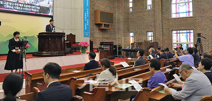 6월 13일 서울 대성교회에서 열린 제35회 순교자 유족 초청예배에서 참석자들이 함께 '시련과 어둠을 헤쳐온 신앙의 정절자들'을 부르고 있는 모습. 