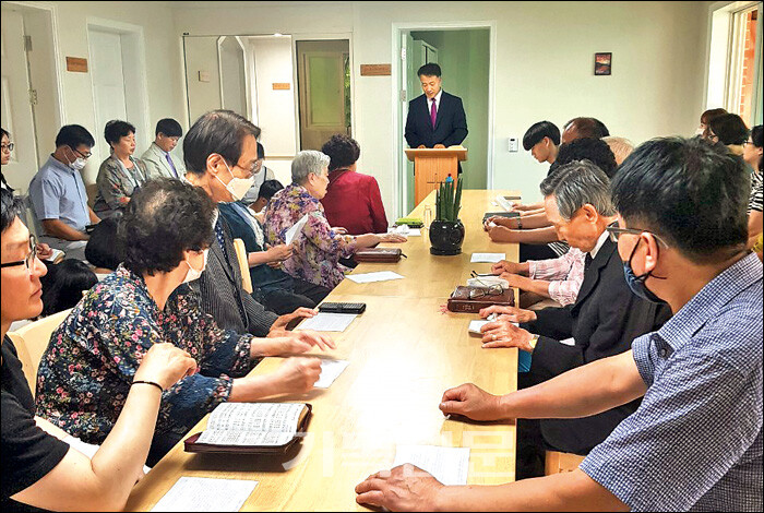 교회 개척 후 21년 동안 늦잠이나 질병 때문에 새벽 예배를 빠진 적이 없다는 권혁철 목사는 설교에 특별히 열심이다. 하나님의 말씀이 성도들의 마음에 잘 심겨져 삶으로 살아질 수 있도록 치열하게 고민하며 정성껏 준비한 설교를 힘 있게 선포하고 모든 설교를 유튜브 채널을 통해 공개하고 있다. 이를 통해 송탄장로교회 성도들은 시간과 공간의 제한 없이 담임목사의 설교에 은혜를 받으며 신앙생활에 매진하는 행복을 누리고 있다.