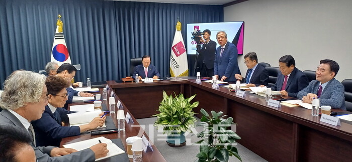 한교총 공동대표회장이자 통합추진위원장을 맡고 있는 오정호 목사(오른쪽 네 번째)가 한기총과의 통합 추진 상황을 상임회장들에게 소개하고 있다.