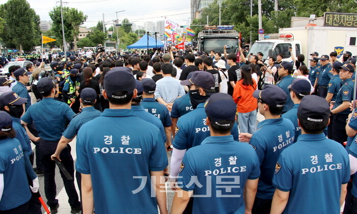 퀴어퍼레이드를 시작하려 하자 20여 명의 청년들과 시민들이 몸으로 퍼레이드 차량의 도로 진입을 막기도 했다. 경찰은 경고방송 후 이들을 인도로 끌고 나갔다.