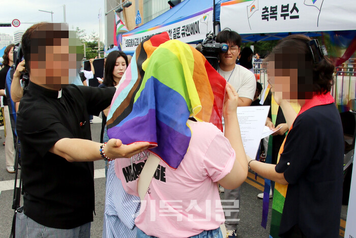 퀴어축제 행사장에 설치된 30여 개의 부스 중 ‘축복 부스’도 있었다. 성소수자를 환대한다는 교회 목회자들이 동성애 연인을 축복하고 있다.