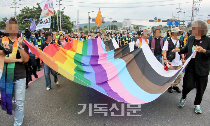  대전퀴어축제는 행사를 마치고 대전역 지하도로를 지나 중앙로를 행진했다.