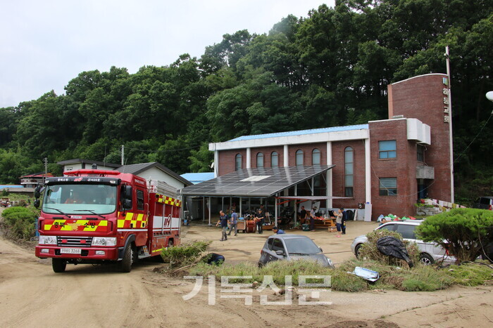 옥천 하동교회는 10일 새벽 서화천의 범람으로 물과 토사가 예배당을 뒤덮었다. 11일 소방차까지 동원해 예배당에 쌓인 진흙 뻘을 제거하고 있다. 