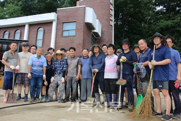 충북노회 목회자들과 옥천군기독교연합회 소속 목회자들이 수해를 당한 하동교회를 돕기 위해 나섰다. 목회자들은 예배당을 청소하고 침수된 사택을 수리하며 구슬땀을 흘렸다. 