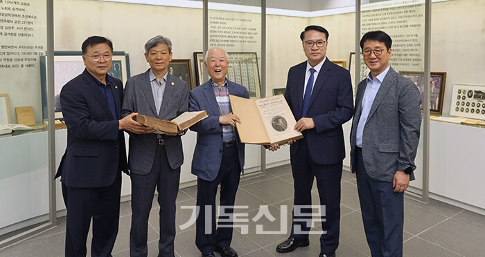 총회역사위원들과 한국칼빈주의연구원장 정성구 목사가 총회역사관 재개관을 위한 전시물 설치 작업을 진행 중이다.