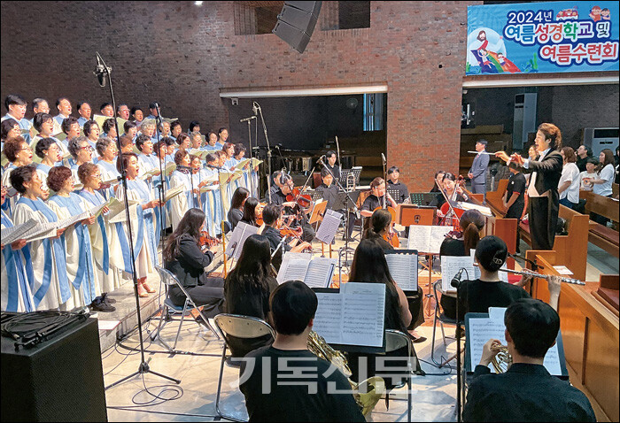 창설 100주년을 맞은 전주서문교회 찬양대가 기념찬양제를 열고 있다.