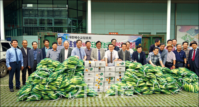 선한장로회가 미래자립교회들에게 정선 동강교회에서 생산한 옥수수와 감자를 나누고 있다.