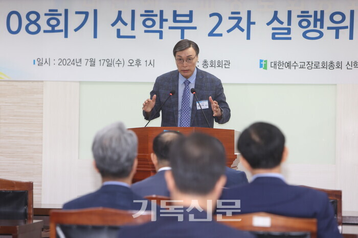 신학부 제2차 실행위원회 예배에서 부장 송유하 목사가 말씀을 전하고 있다.  