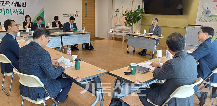 총회교육개발원 이사들이 109회기 사업 계획 및 예산안을 살펴보며 109회기 중점 사업에 대해 논의를 진행하고 있다.