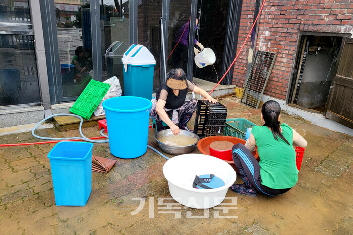 양촌제일교회는 교회사무실과 식당 교육관 등이 있던 1층 전체가 침수됐다. 성도들은 쓰레기로 변한 가전제품을 비롯한 비품들을 정리하고 집기들을 수거해 청소하고 있다.