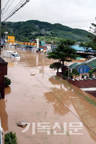 7월 10월 새벽 중부 지역에 내린 폭우로 논산천이 범람하며 양촌제일교회를 비롯해 논산시 양촌면 일대는 유래없는 침수 피해를 입었다.(