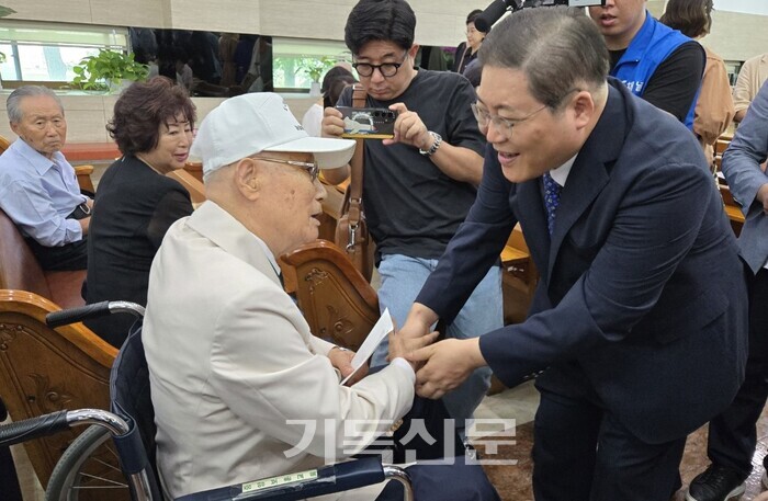 새에덴교회가 7월 31일 중앙보훈병원을 찾아 국가유공자와 가족들을 위문했다. 위문예배를 드린 후 소강석 목사가 한국전쟁과 베트남전쟁에 참전했던 황규진 집사에게 위로금을 전하며 인사를 나누고 있다.