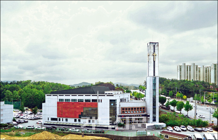 경산 진량제일교회는 과감한 목회적 도전으로 세상을 놀라게 한다. 사진은 예배당 전경.