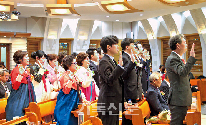 교회 합병 감사예배와 함께 열린 임직식에서 신임 임직자들이 선서를 하고 있다.