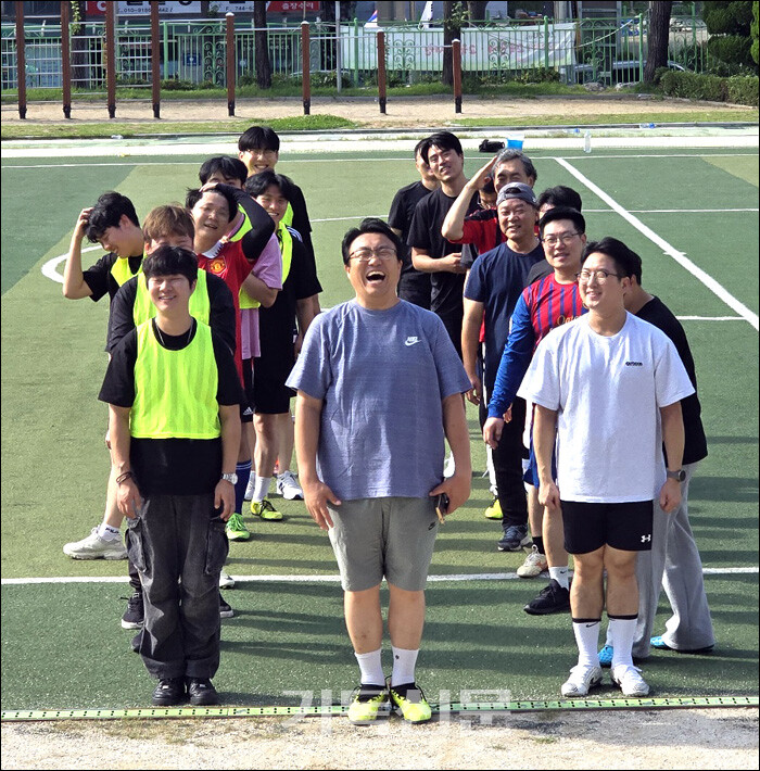 청장년 교인들이 함께 축구를 하고 있다.