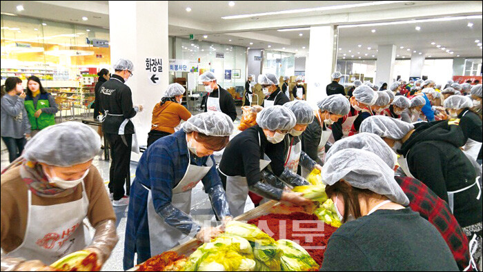 예전교회 성도들이 오전동에 거주하는 독거노인 등 겨울나기에 어려움을 겪는 이웃을 위한 매년 이웃사랑 김장담기를 하고 있다. ①