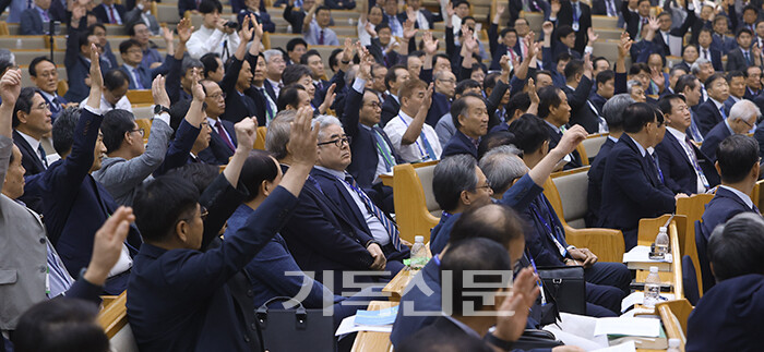 “현행대로 정년 유지, 찬성!” 목사 장로 정년 연장 안건은 해마다 총회에 올라온다. 지난 제108회 총회에서 정년 연장에 찬성하는 발언자들은 목회자가 부족한 상황과 교회의 미래를 설명하며 ‘정년 후 5년 설교권’을 요청했다. 하지만 총회총대들은 현행대로 정년 70세를 유지하는 것에 손을 들었다.