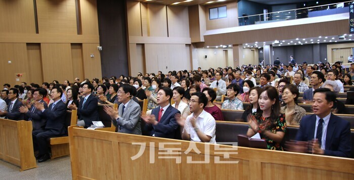 샬롬부흥전도 코칭 세미나에 참석한 430여 명의 목회자와 성도들이 찬양과 기도를 하며 전도의 열정을 붇돋고 있다. 