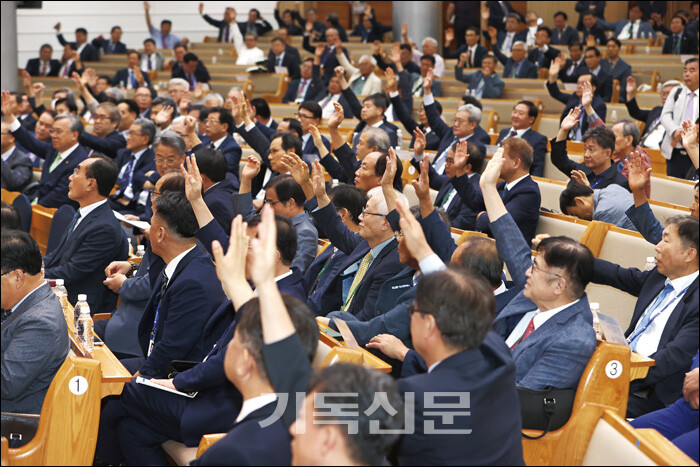 정년 연장은 제108회 총회 현장에서 찬반 의견이 팽팽히 맞섰지만 결국 젊은 목회자들에게 기회를 주자는 의견에 총대들이 더 많은 손을 들어줬다. 제108회 총회에서 목사 장로 정년제 토론 후 총대들이 거수로 반대 의사를 표하고 있다.