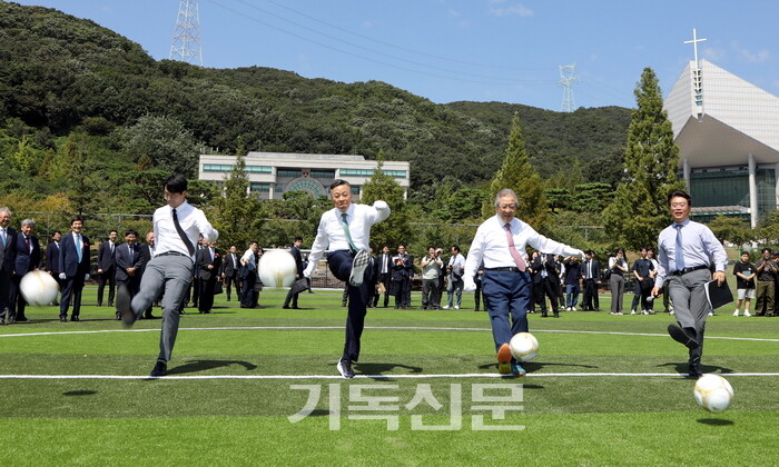 총신신대원 대운동장에 인조잔디가 깔렸다. 새로남교회가 4억원을 지원해서 개장한 인조잔디구장에서 오정호 목사와 박성규 총장, 강웅산 신대원장, 김경석 원우회장이 3일 개장식을 가진 후 시축을 하고 있다.