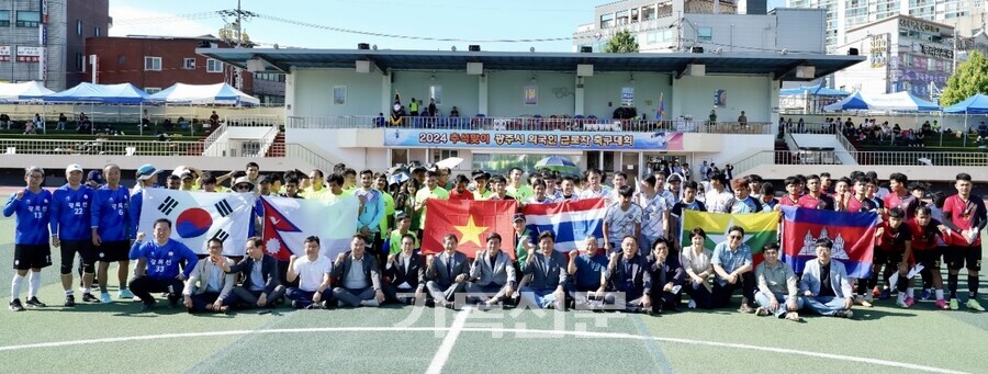 경기도 광주시 교회들이 자치단체 및 기관들과 협력해 '제1회 추석맞이 광주시 외국인근로자 축구대회'를 9월 16일 광주공설운동장에서 개최했다. 경기에 참여한 네팔 미얀마 베트남 캄보디아 태국 한국의 6개국 팀 선수들이 국기를 흔들며 화합을 다짐하고 있다. 